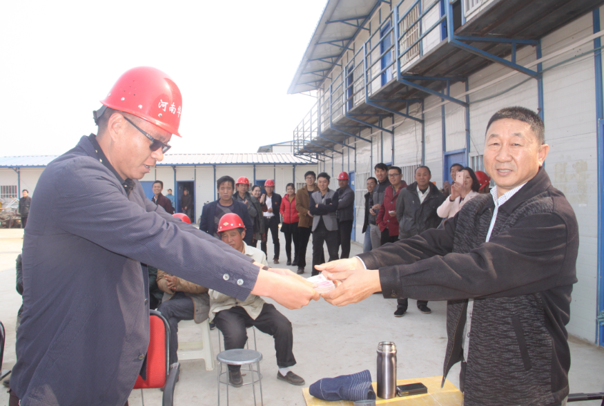 万邦公司三期干调、粮油市场举行隆重的封顶仪式(图8) 万邦公司三期干调、粮油市场举行隆重的封顶仪式(图8)