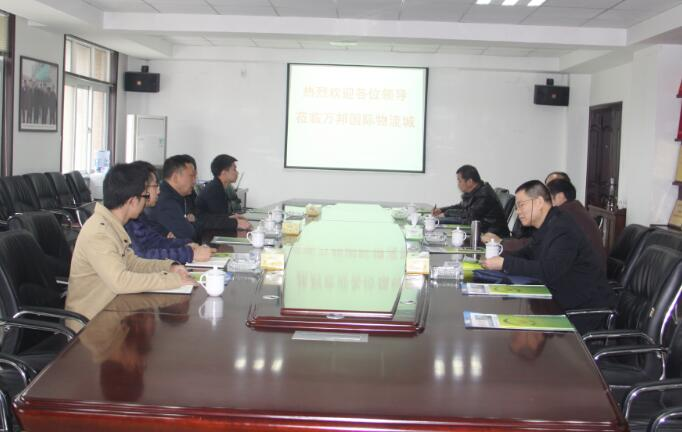河南省商务厅副厅长高翔莅临万邦公司调研(图2) 河南省商务厅副厅长高翔莅临万邦公司调研(图2)